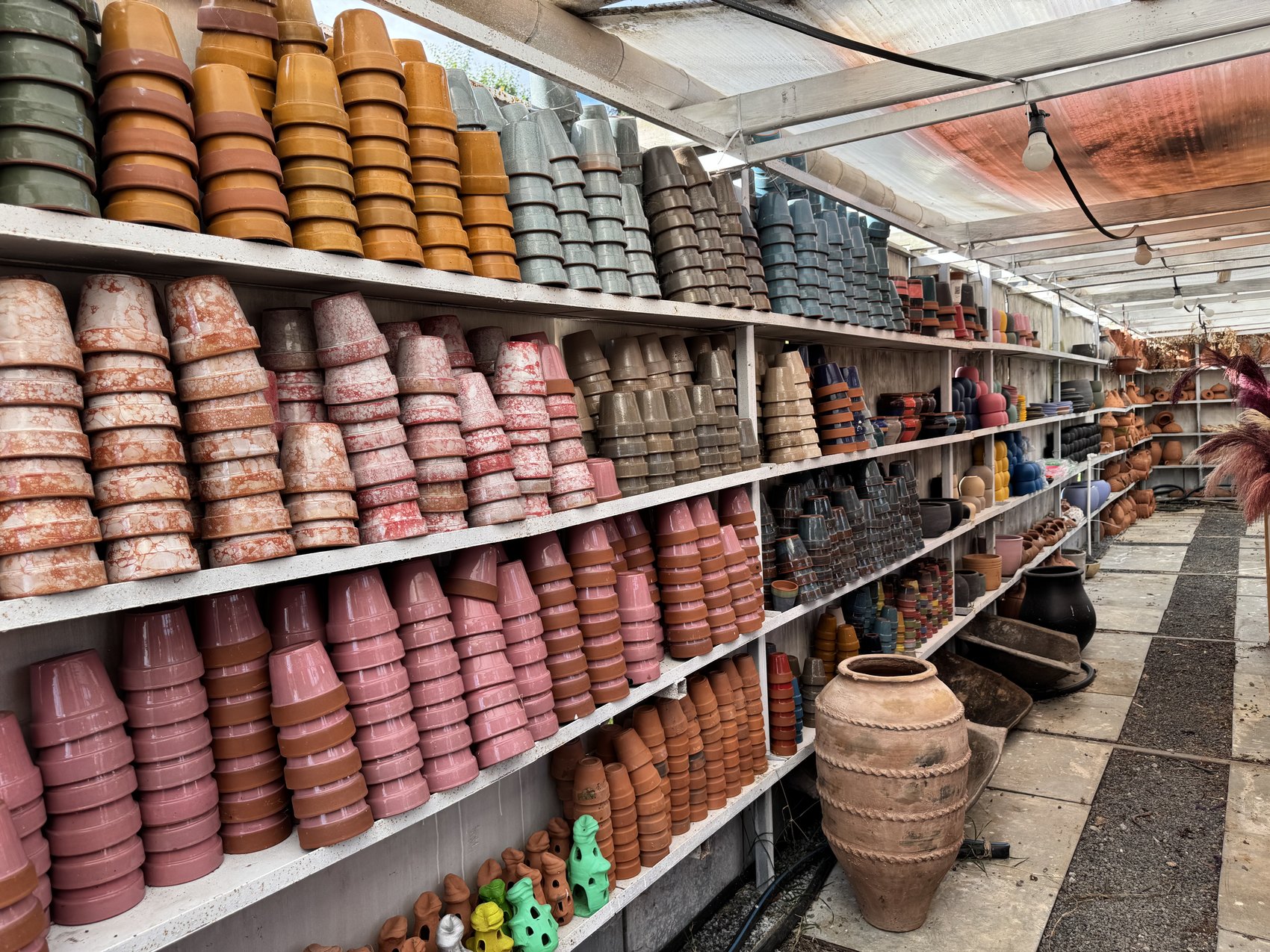 El yapımı terracotta saksılar